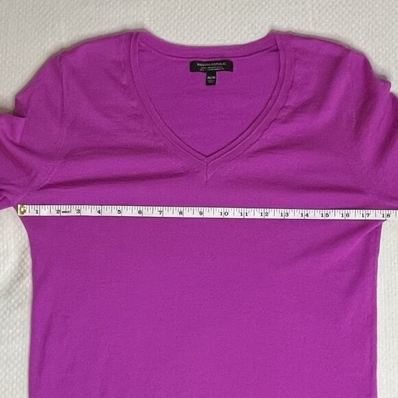 Banana Republic Magenta 100% Merino Wool Sweater – Size Medium - Picture 5 of 8